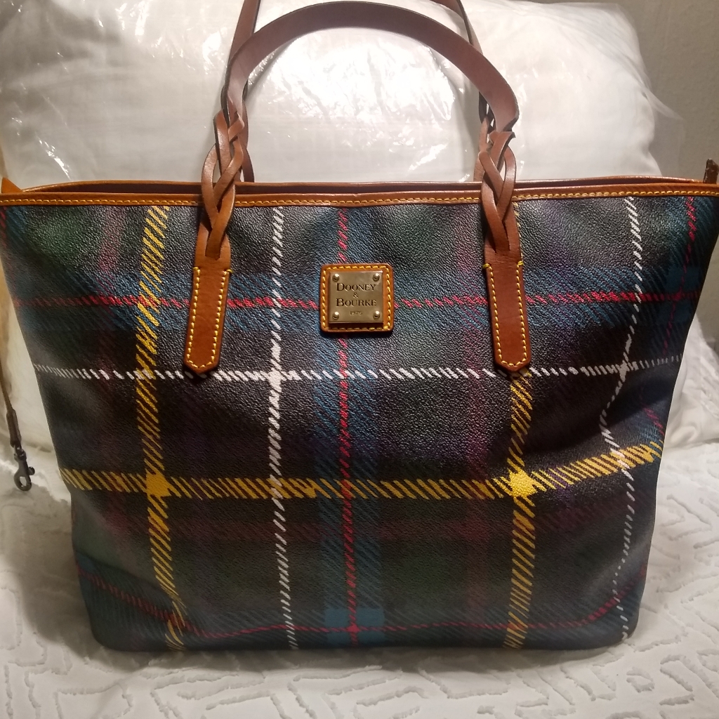 Dooney And Bourke Tote/Handbag